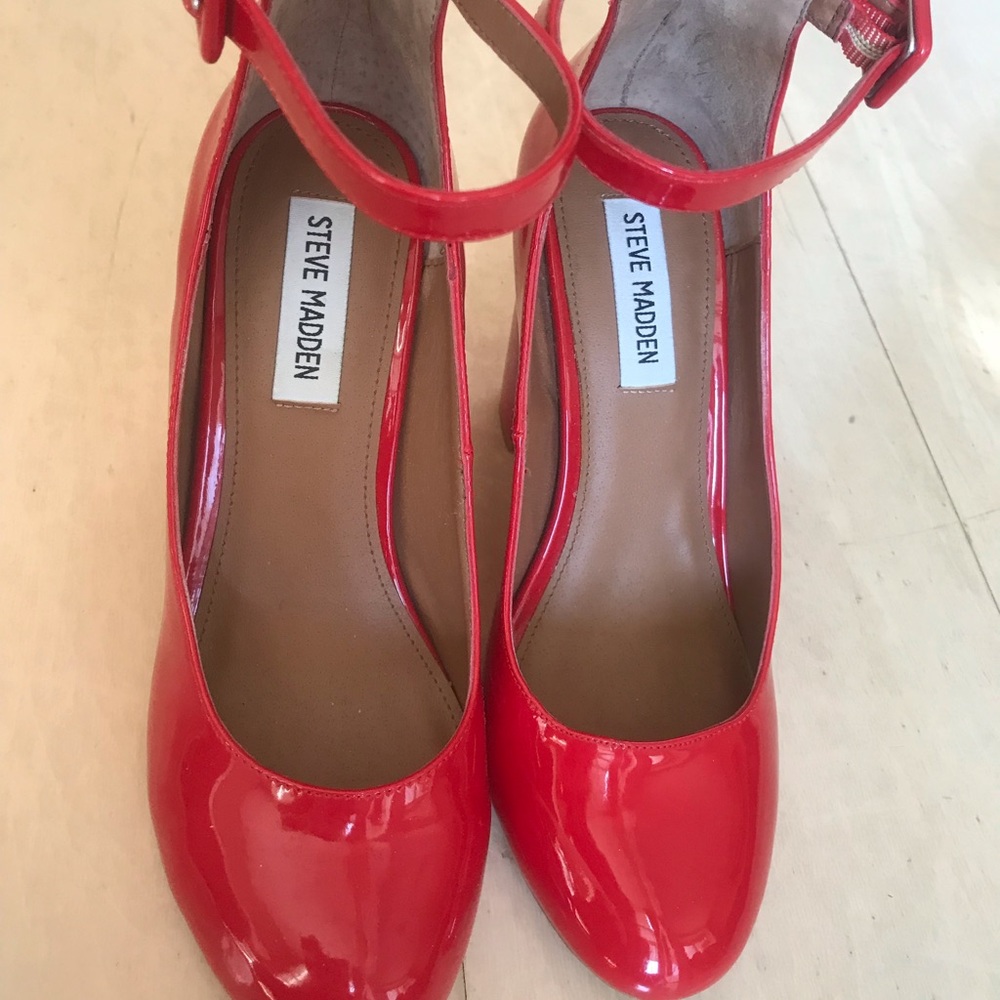 Steve Madden Size 7 RED, patten leather shoes
